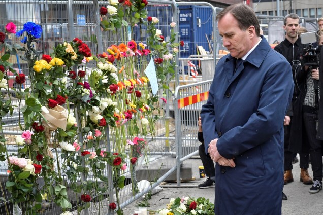 O primeiro-ministro sueco Stefan Lofven olha para as flores colocadas em homenagem às vítimas do ataque com um caminhão na loja Ahlens, no centro de Estocolmo, na Suécia - 08/04/2017