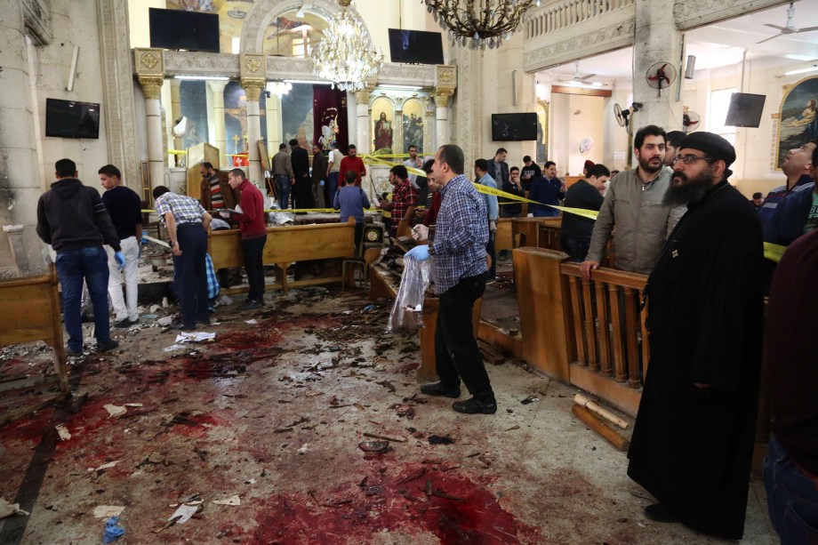 Marcas de sangue são vistas no chão da igreja copta Mar Girgis, na cidade de Tanta, ao norte do Cairo, no Egito após um atentado a bomba que atingiu fiéis que celebravam o Domingo de Ramos no local - 09/04/2017