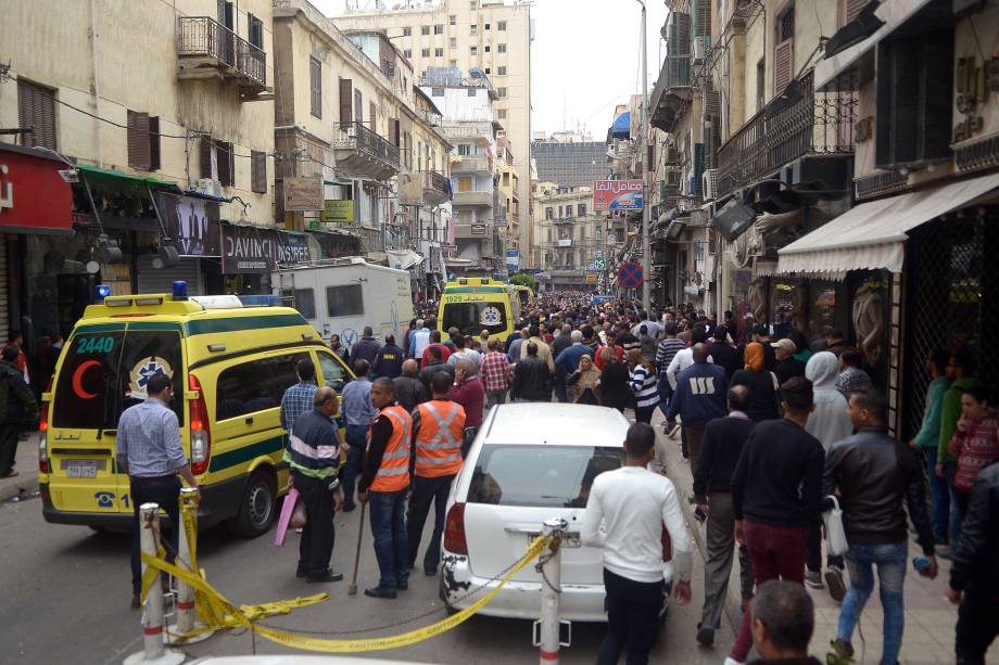 Equipes de resgate trabalham nos arredores de uma igreja em Alexandria depois que a explosão de uma bomba atingiu fiéis que se reuniam para celebrar o Domingo de Ramos - 09/04/2017