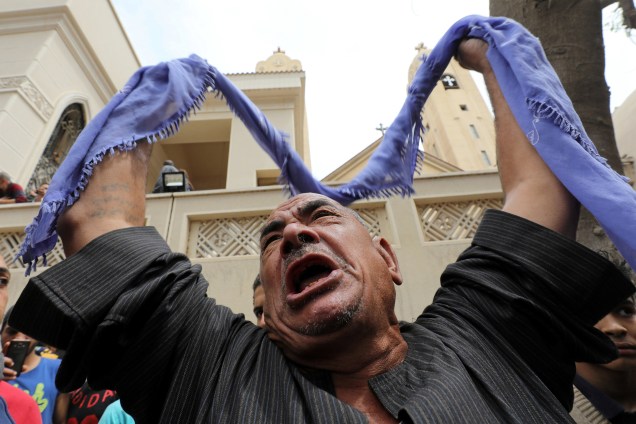 Parente de uma das vítimas reage após a explosão de uma bomba em uma igreja durante a celebração do Domingo de Ramos em Tanta, no Egito - 09/04/2017