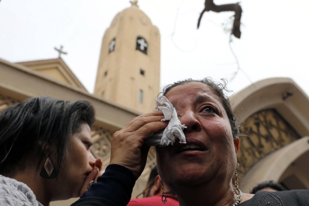 Parente de uma das vítimas reage após a explosão de uma bomba em uma igreja durante a celebração do Domingo de Ramos em Tanta, no Egito - 09/04/2017