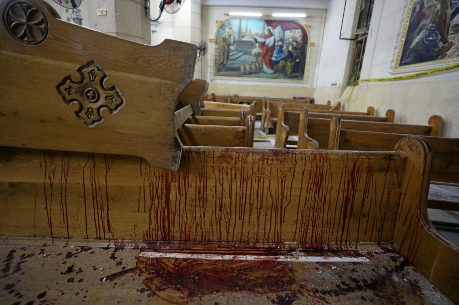 Marcas de sangue são vistas sobre os bancos da igreja copta Mar Girgis, na cidade de Tanta, ao norte do Cairo, no Egito após um atentado a bomba que atingiu fiéis que celebravam o Domingo de Ramos no local - 09/04/2017