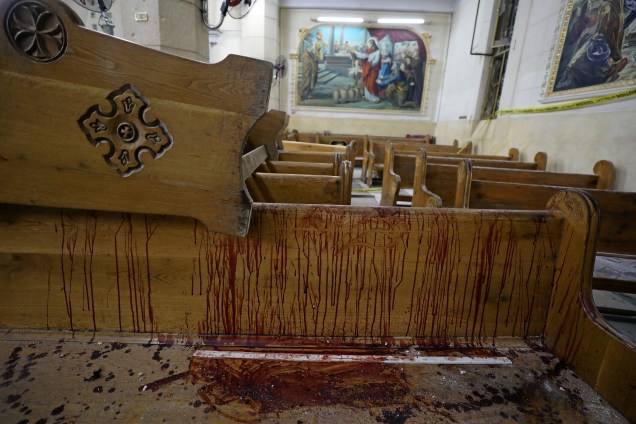 Marcas de sangue são vistas sobre os bancos da igreja copta Mar Girgis, na cidade de Tanta, ao norte do Cairo, no Egito após um atentado a bomba que atingiu fiéis que celebravam o Domingo de Ramos no local - 09/04/2017