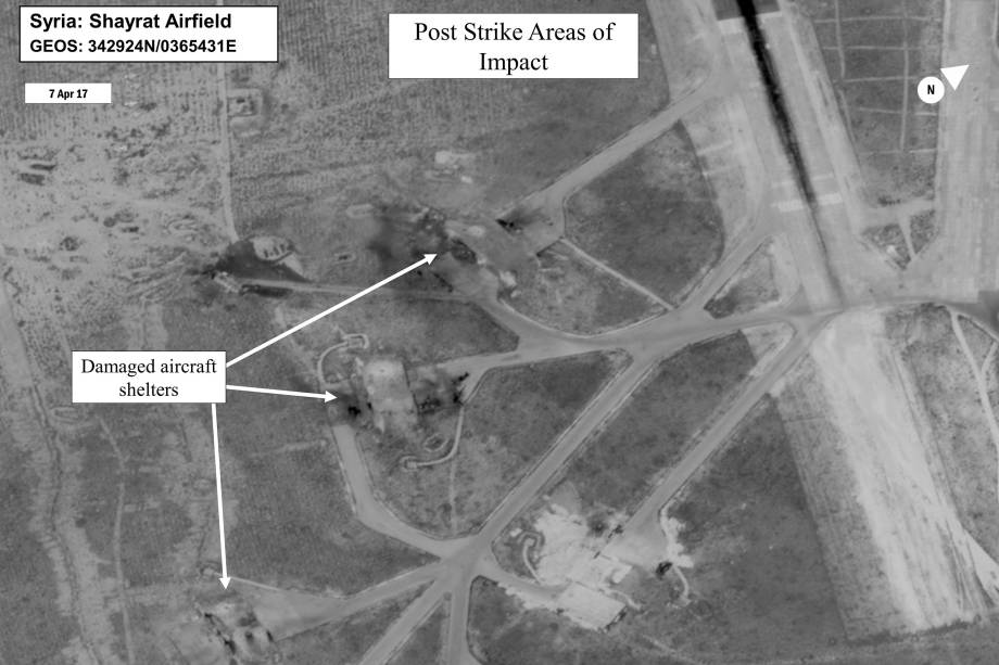 Imagem de satélite do Departamento de Defesa dos Estados Unidos mostra os danos na base aérea de Al Shayrat, na Síria, após ataques com mísseis Tomahawk