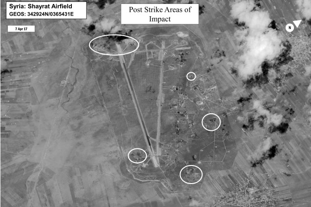 Imagem de satélite do Departamento de Defesa dos Estados Unidos mostra os danos na base aérea de Al Shayrat, na Síria, após ataques com mísseis Tomahawk