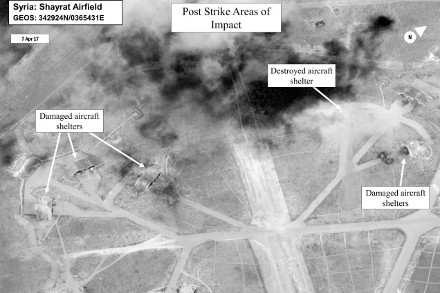 Imagem de satélite do Departamento de Defesa dos Estados Unidos mostra os danos na base aérea de Al Shayrat, na Síria, após ataques com mísseis Tomahawk