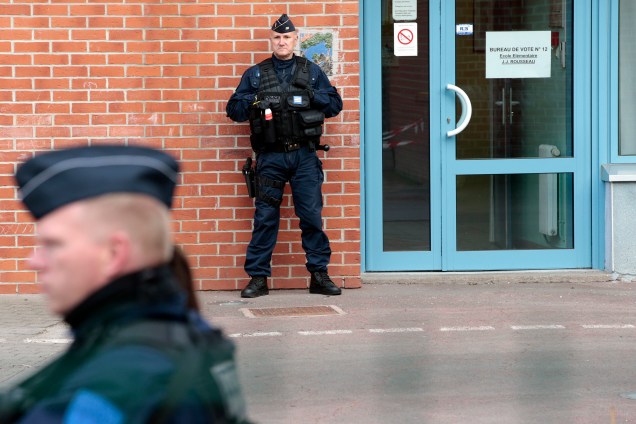 Policiais fazem a segurança do lado fora de uma assembleia de voto em Henin-Beaumont, norte da França - 23/04/2017