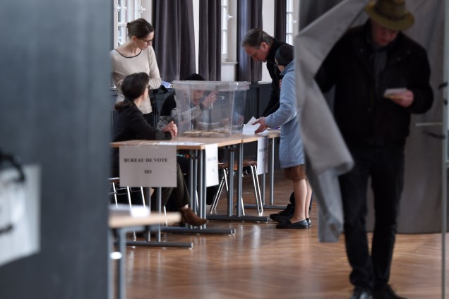 Eleitores votam durante eleições presidenciais em Estrasburgo, no nordeste da França - 23/04/2017