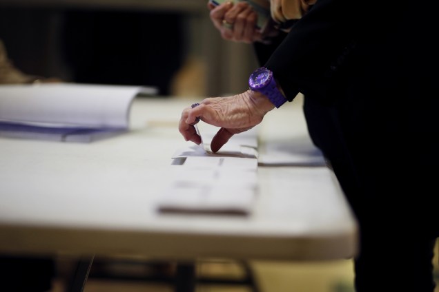 Eleitora pega uma cédula em uma mesa de voto em Pantin, nordeste de Paris, na França - 23/04/2017