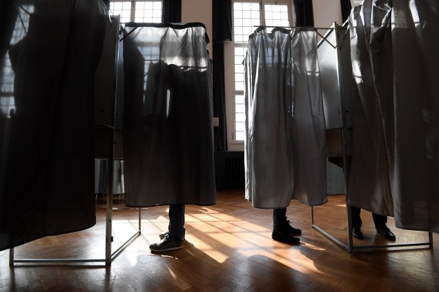 Eleitores votam em cabines em uma assembleia de voto em Estrasburgo, no nordeste da França - 23/04/2017