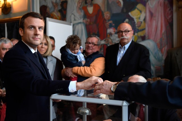 O candidato centrista à presidência de França, Emmanuel Macron pelo movimento En Marche! Emmanuel Macron lança sua cédula em uma assembleia de voto em Le Touquet, norte da França - 23/04/2017