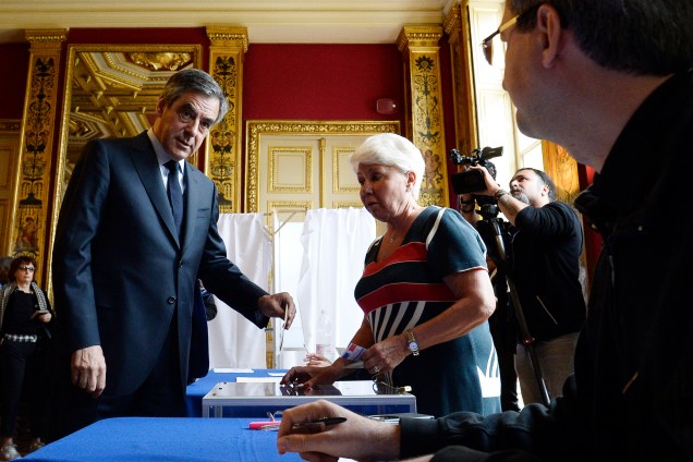 Francois Fillon, candidato à eleição presidencial francesa pelo o partido de direita Os Republicanos (LR), deposita seu voto em Paris - 23/04/2017