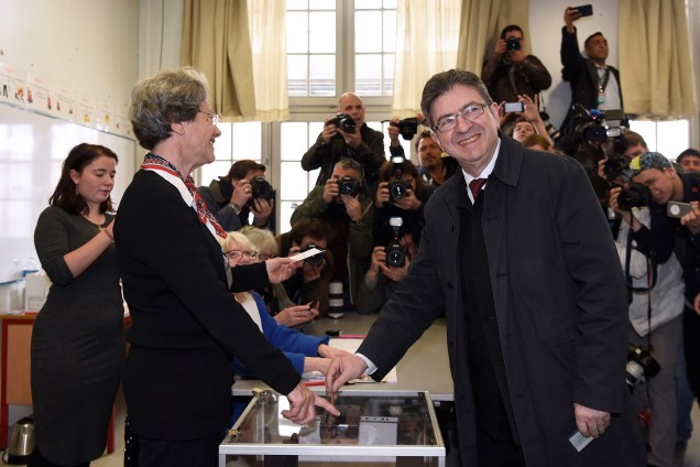 Jean-Luc Mélenchon, candidato à presidência pelo movimento de extrema-esquerda França Insubmissa deposita seu voto em uma assembleia em Paris - 23/04/2017