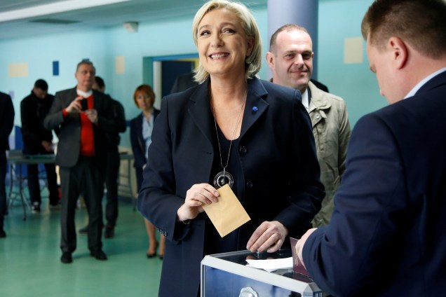 Marine Le Pen, líder do partido de extrema-direita Frente Nacional (FN) e candidata à eleição presidencial vota em Henin-Beaumont, no norte da França - 23/04/2017