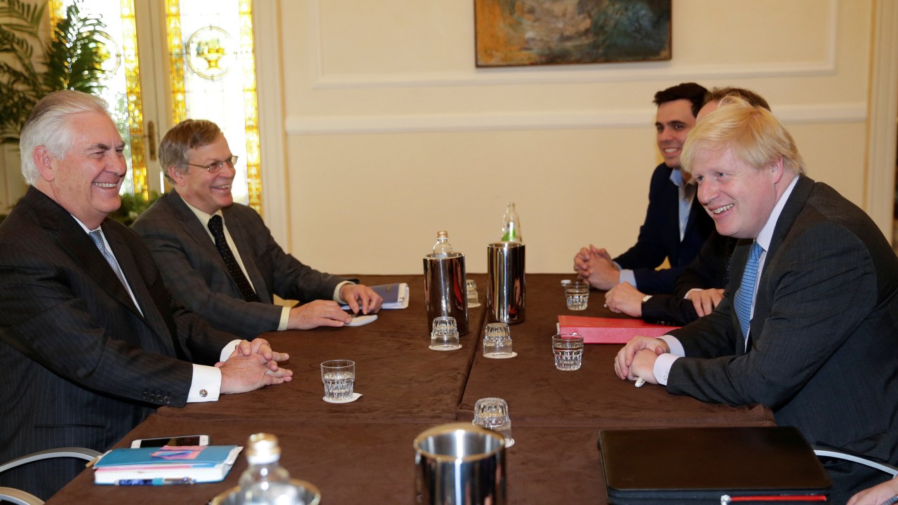 Guerra na Síria: O secretário de Estado dos Estados Unidos, Rex Tillerson, e o ministro britânico das Relações Exteriores, Boris Johnson em reunião no G7