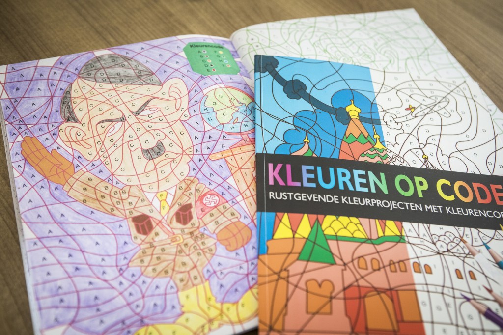 Livro de colorir com imagem de Hitler na Holanda