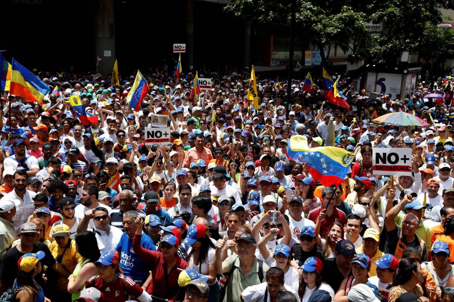 Manifestantes vão às ruas em Caracas em protesto contra o presidente venezuelano Nicolás Maduro - 08/04/2017