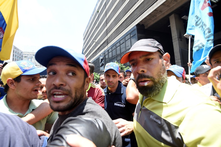 O líder da oposição venezuelana, Henrique Capriles, é visto durante uma manifestação contra o governo de Nicolás Maduro, em Caracas