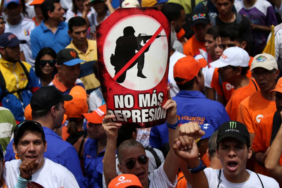 Com o cartaz 'Não mais repressão' manifestante participa de um protesto contra o governo de Nicolás Maduro em Caracas, na Venezuela - 08/04/2017