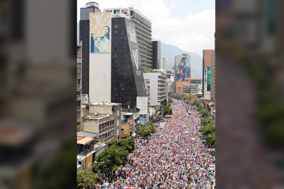 Manifestantes vão às ruas em Caracas em protesto contra o presidente venezuelano Nicolás Maduro - 08/04/2017