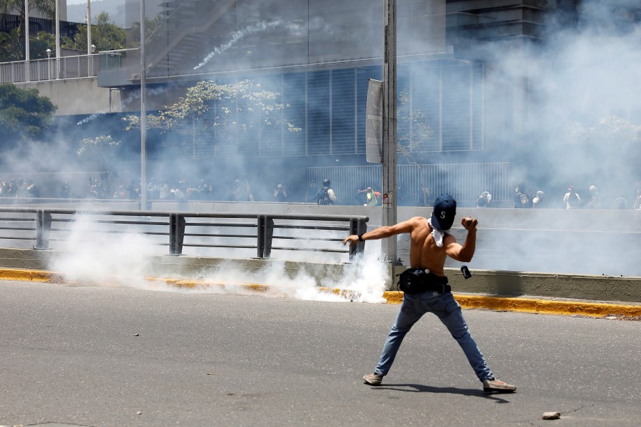 Manifestante atira pedras contra a polícia durante protesto contra o presidente Nicolás Maduro em Caracas, na Venezuela - 08/04/2017
