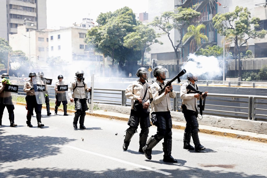 Polícia anti-motim dispara bombas de gás para reprimir uma manifestação da oposição ao governo de Nicolás Maduro em Caracas, na Venezuela - 08/04/2017