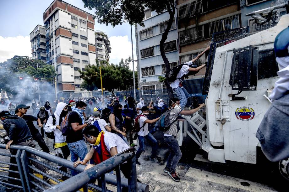 Manifestantes entram em confronto com a polícia durante ato contra o governo de Nicolás Maduro em Caracas, na Venezuela - 08/04/2017