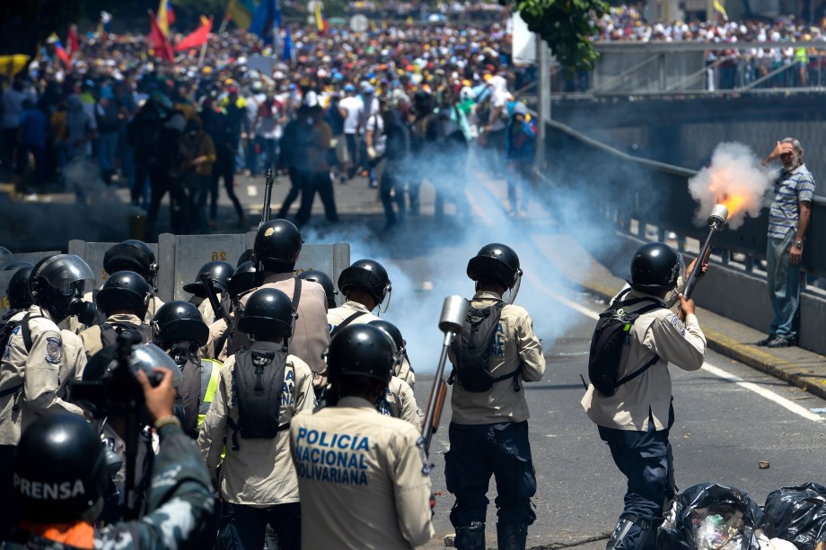 Manifestantes entram em confronto com a polícia durante ato contra o governo de Nicolás Maduro em Caracas, na Venezuela - 08/04/2017