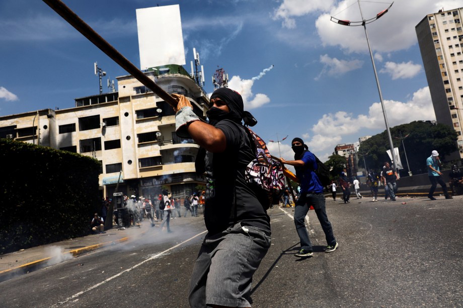 Manifestantes entram em confronto com a polícia durante ato contra o governo de Nicolás Maduro em Caracas, na Venezuela - 08/04/2017