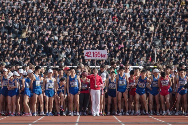 Competidores alinhados antes da largada da maratona anual de Pyongyang no Estádio  Kim Il-Sung, na Coreia do Norte - 09/04/2017