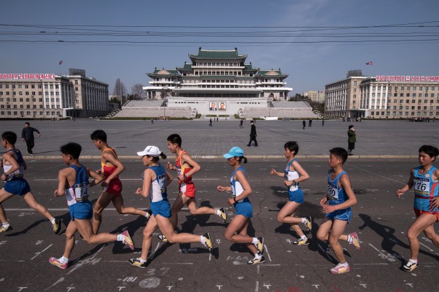 Competidores atravessam a praça Kim Il-Sung durante a maratona de Pyongyang, na Coreia do Norte - 09/04/2017