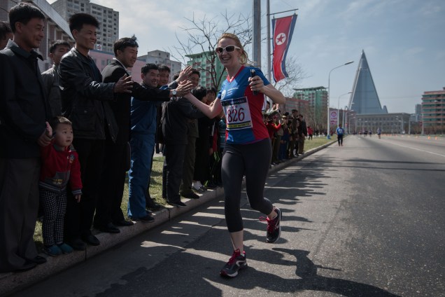Competidores saúdam espectadores durante a maratona de Pyongyang, na Coreia do Norte - 09/04/2017