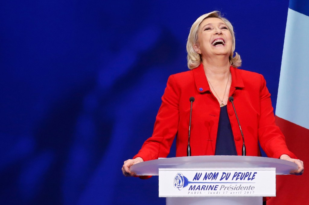Marine Le Pen durante comício em Paris