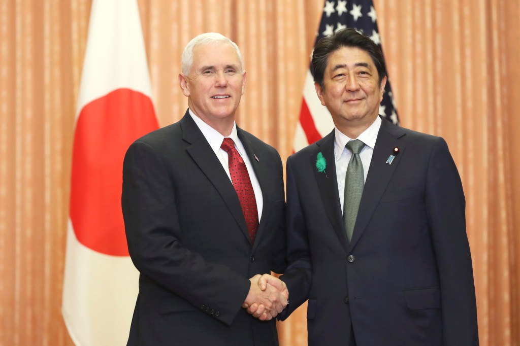 Mike Pence e Shinzo Abe se encontram em Tóquio