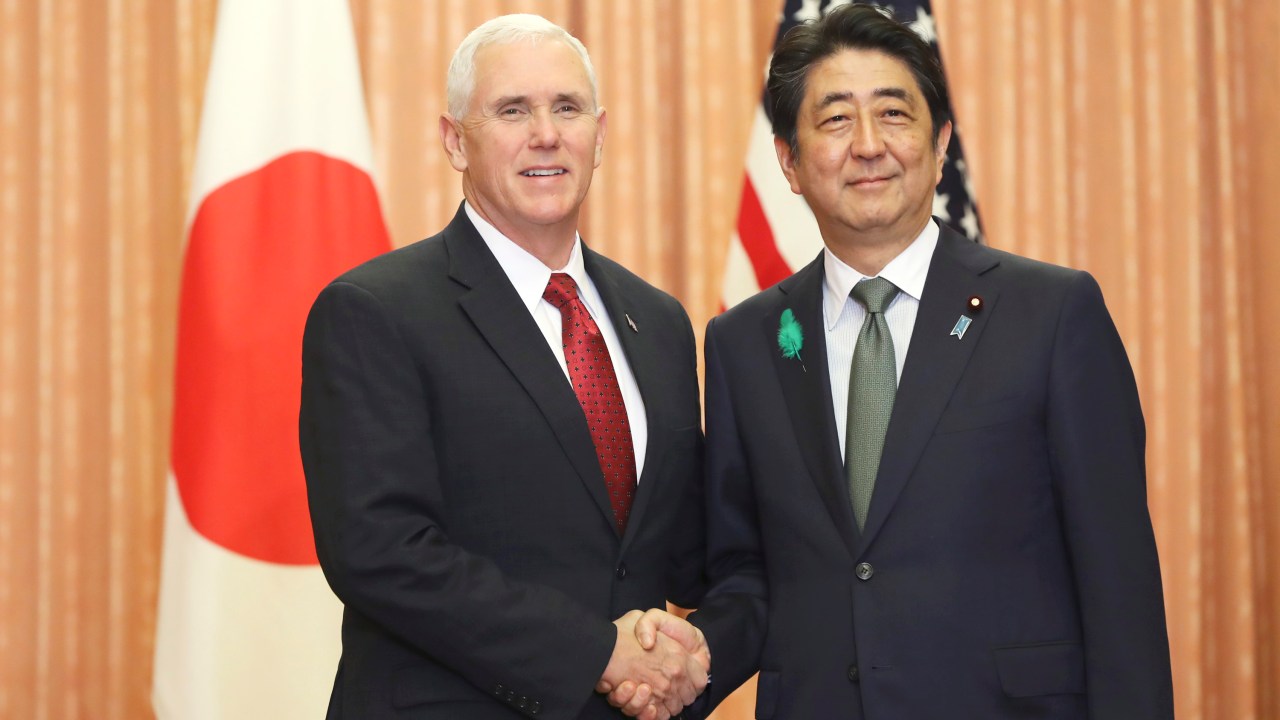 Mike Pence e Shinzo Abe se encontram em Tóquio