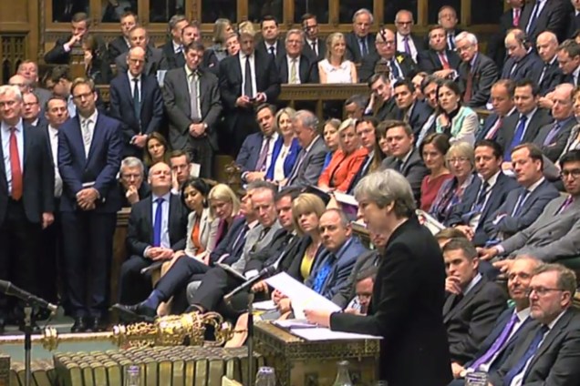 A primeira-ministra Theresa May fala durante sessão do Parlamento Inglês que votou a antecipação das eleições para junho - 19/04/2017