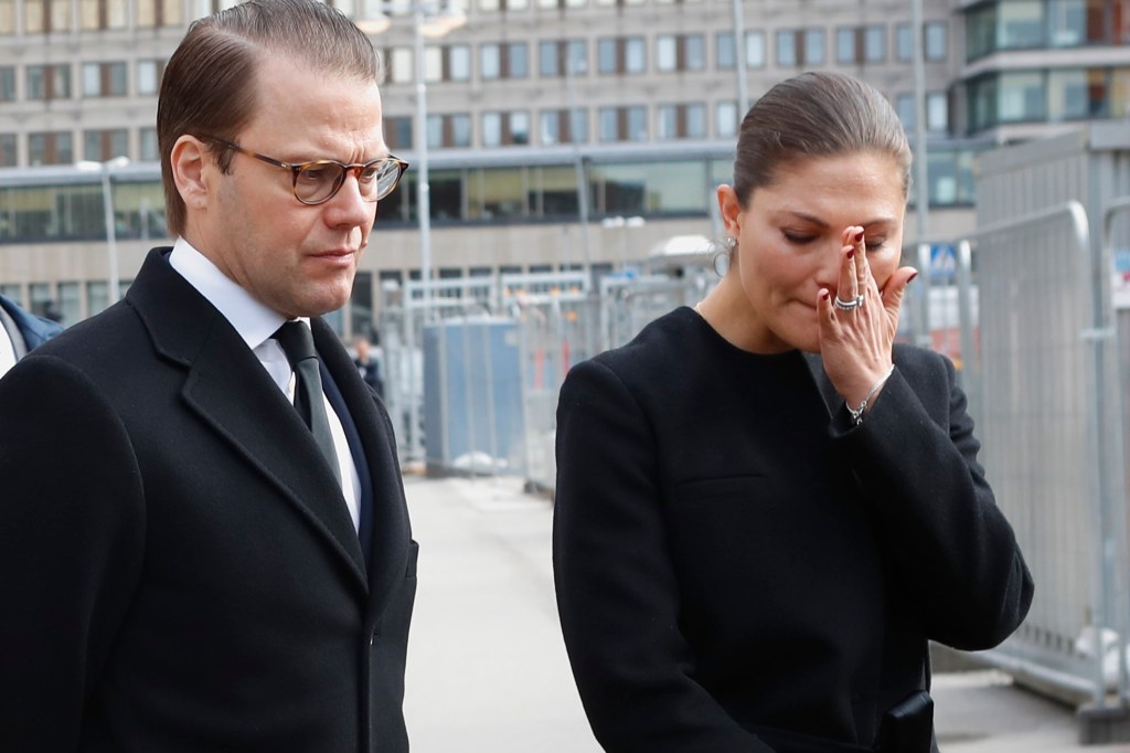 Princesa Victoria da Suécia se emociona em visita ao local do atentado em Estocolmo
