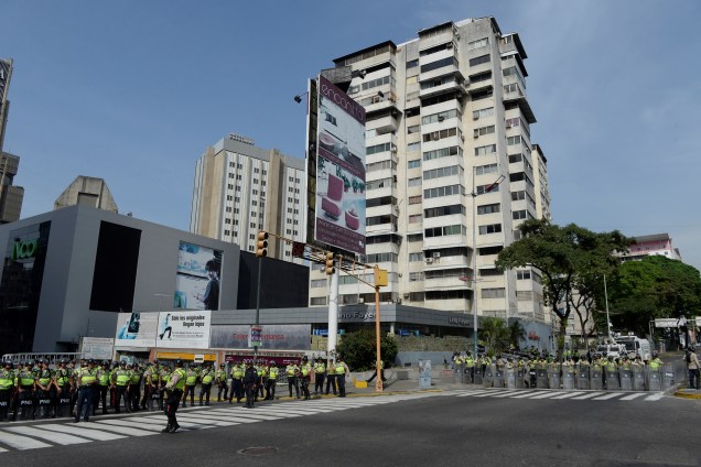 Polícia antimotim forma bloqueio durante manifestações pró e contra Nicolás Maduro em Caracas, na Venezuela - 19/04/2017