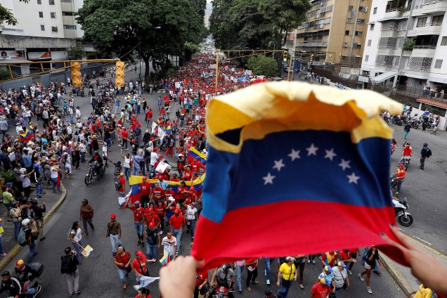 Apoiadores do presidente da Venezuela, Nicolás Maduro, marcham em resposta aos opositores no centro de Caracas - 19/04/2017