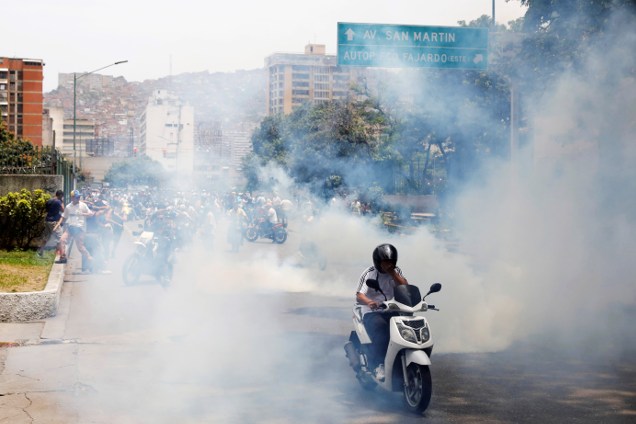 Manifestantes entram em confronto com a polícia durante a 'mãe de todas as marchas' contra o presidente da Venezuela, Nicolás Maduro, em Caracas - 19/04/2017