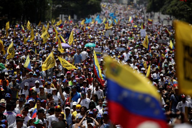 Milhares de manifestantes saem às ruas durante a 'mãe de todas as marchas' contra o presidente da Venezuela, Nicolás Maduro, em Caracas - 19/04/2017