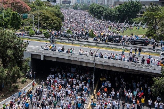 Milhares de manifestantes saem às ruas durante a 'mãe de todas as marchas' contra o presidente da Venezuela, Nicolás Maduro, em Caracas - 19/04/2017