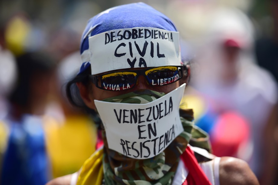 Manifestante prega desobediência civil durante protesto contra o governo do presidente Nicolas Maduro em Caracas, na Venezuela - 19/04/2017