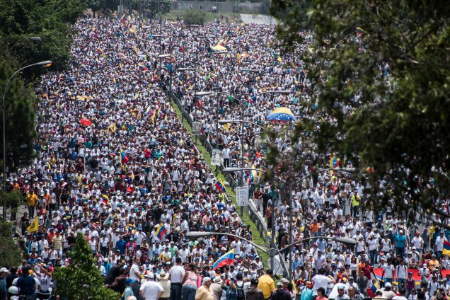 Manifestantes de oposição marcham contra o governo do presidente venezuelano, Nicolas Maduro, em Caracas - 19/04/2017