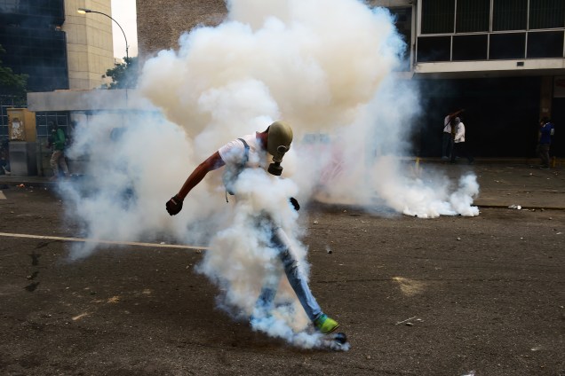 Manifestantes entram em confronto  com a polícia durante protesto contra o presidente venezuelano, Nicolás Maduro, em Caracas - 19/04/2017