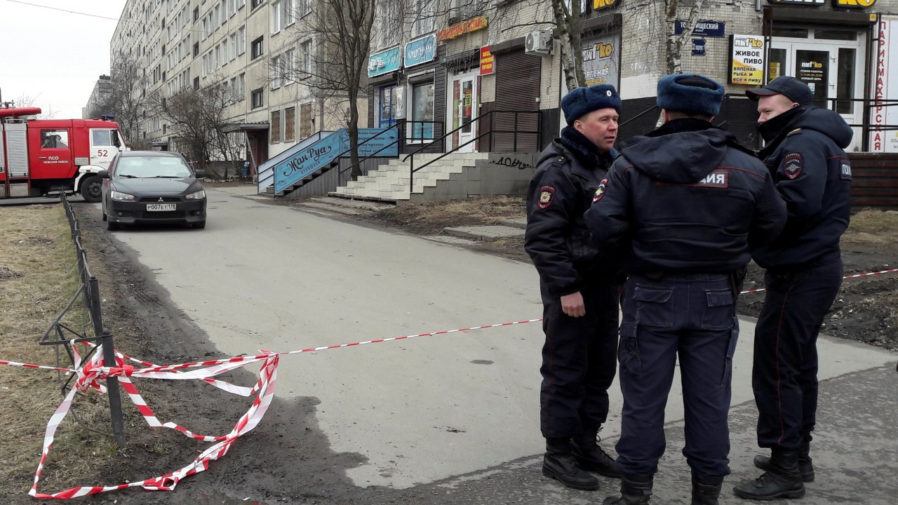 Policiais russos fazem operação de segurança em São Petersburgo
