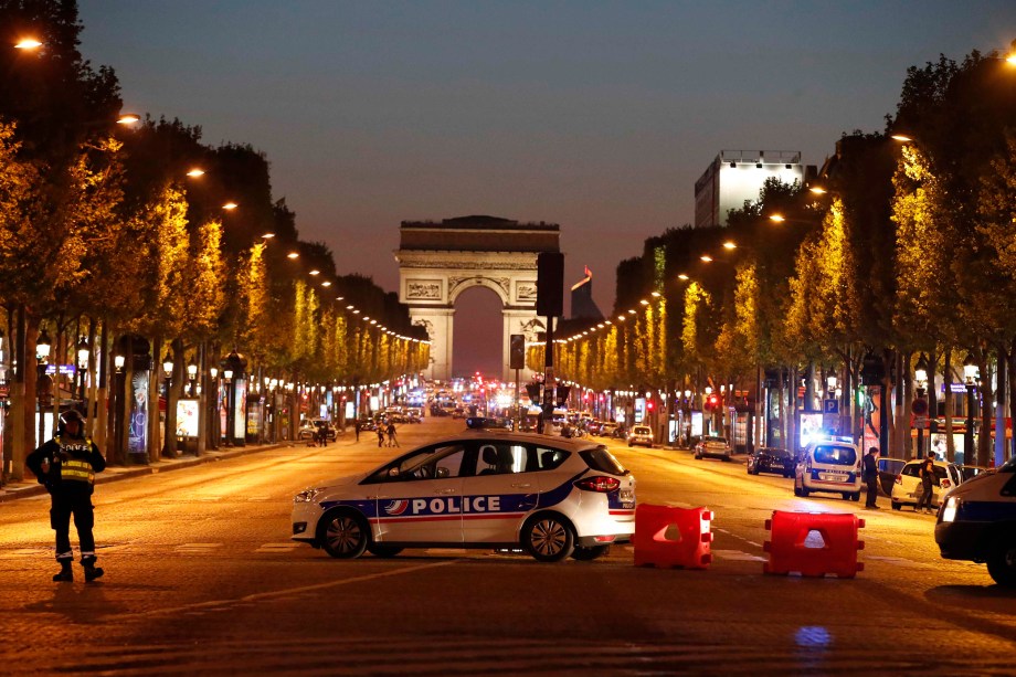 Polícia realiza operação de segurança na Avenida Champs-Élysées depois de um policial ser morto e outro ferido por um atirador em Paris, na França - 20/04/2017