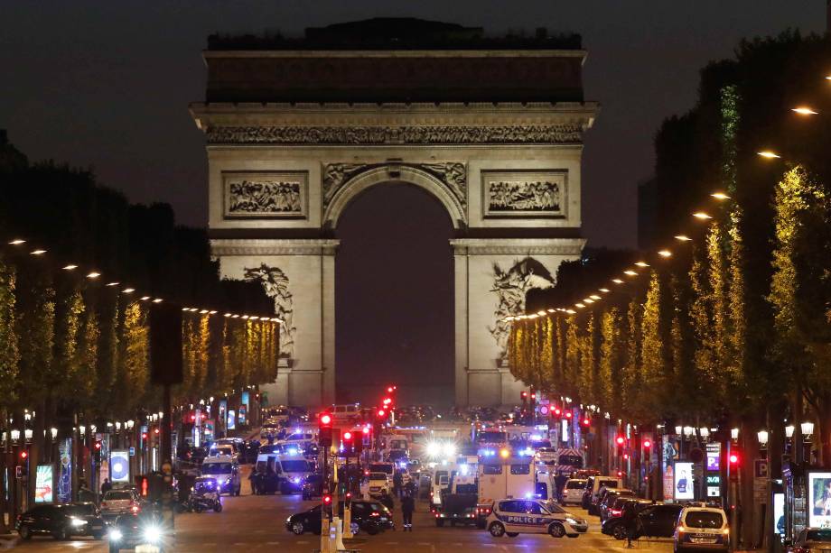 Polícia realiza operação de segurança na Avenida Champs Élysee depois de um policial ser morto e outro ferido por um atirador em Paris, na França - 20/04/2017