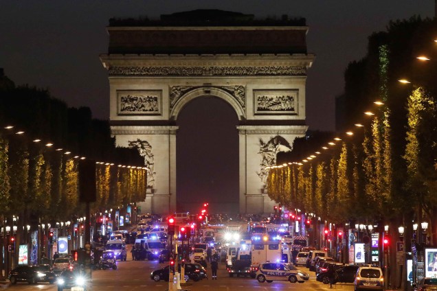 Polícia realiza operação de segurança na Avenida Champs Élysee depois de um policial ser morto e outro ferido por um atirador em Paris, na França - 20/04/2017 Polícia realiza operação de segurança na Avenida Champs Élysee depois de um policial ser morto e outro ferido por um atirador em Paris, na França - 20/04/2017