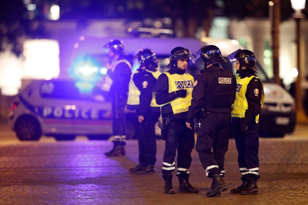 Polícia realiza operação de segurança na Avenida Champs Élysee depois de um policial ser morto e outro ferido por um atirador em Paris, na França - 20/04/2017 Polícia realiza operação de segurança na Avenida Champs Élysee depois de um policial ser morto e outro ferido por um atirador em Paris, na França - 20/04/2017